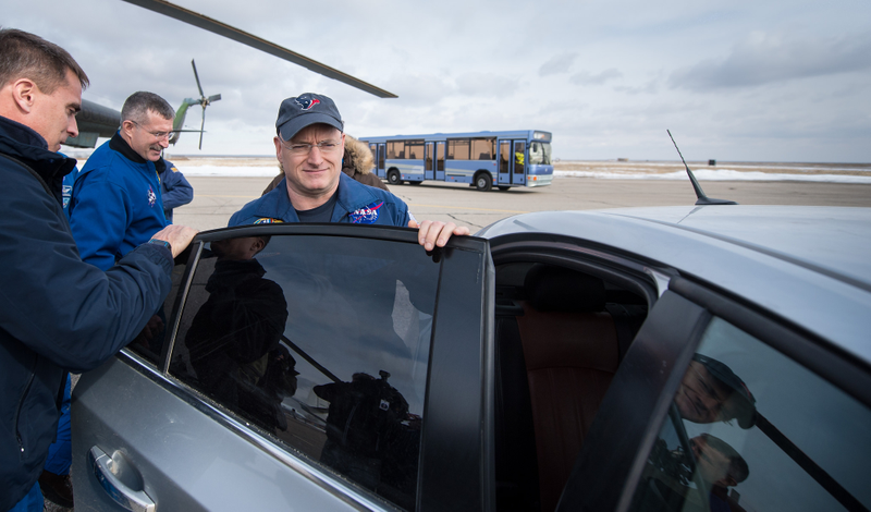 Illustration for article titled Is NASA's Scott Kelly Allowed to Take His Blue Jumpsuit Off?